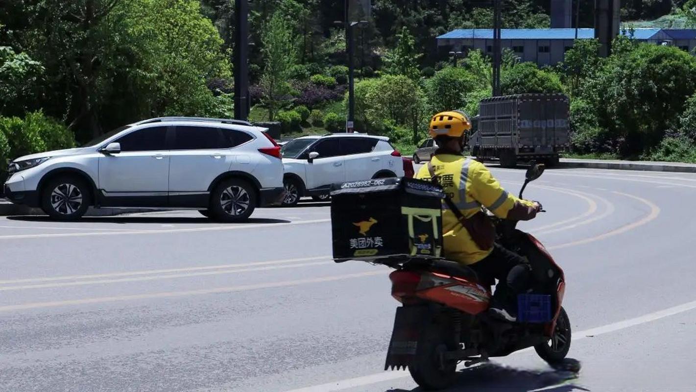 长春一阳性骑手违规配送100余单被立案，涉及哪些刑法问题？