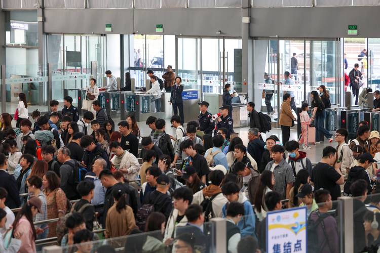 客流高增长下铁路防疫不松懈，警惕复工潮流动风险