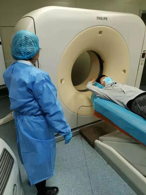 青岛此次疫情因患者共用CT室引发，医院有责任防控不能松