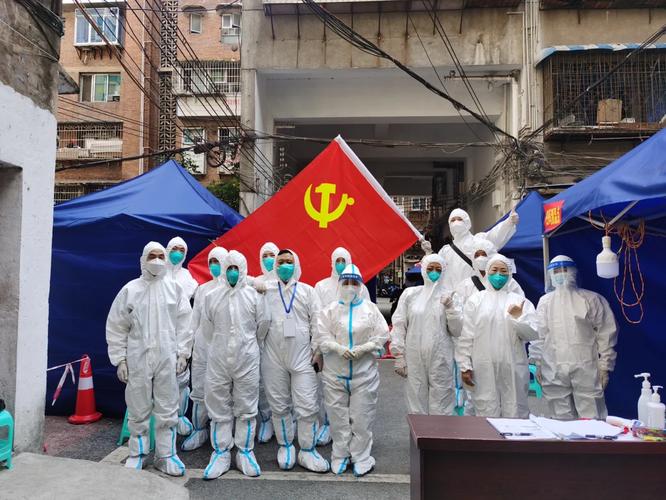 中国疫情有效防控，离不开医护、志愿者等一线人员的努力