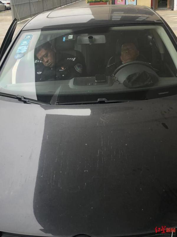 成都男子滞留封控小区以车为家，背后情况如何？金牛区啥举措？